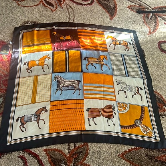 Elegant printed scarf NWT - Picture 5 of 7